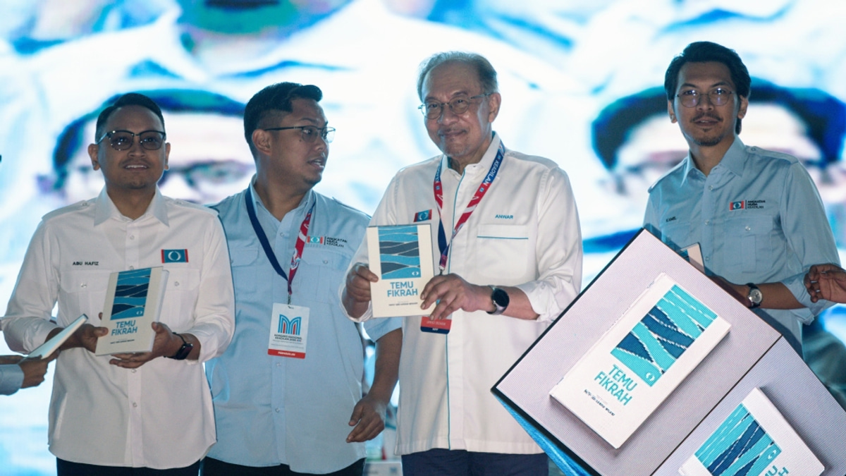 Anwar Unveils PKR Youth's Blueprint for Advancing Madani Governance Through Courage and Innovation