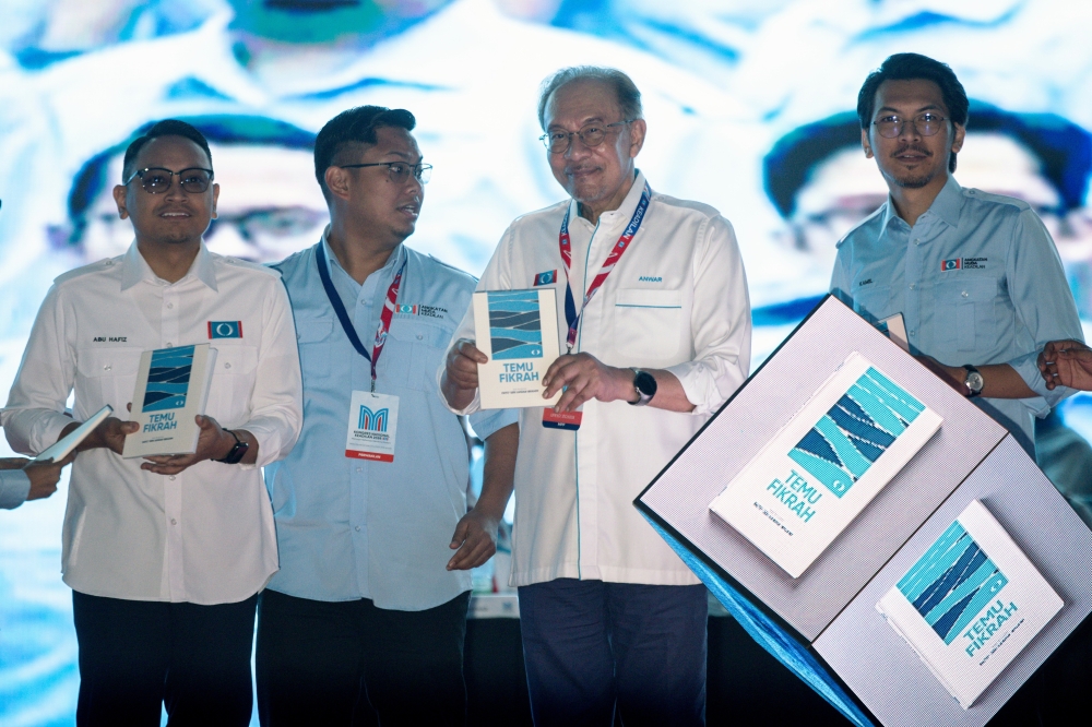 Anwar Unveils PKR Youth's Blueprint for Advancing Madani Governance Through Courage and Innovation