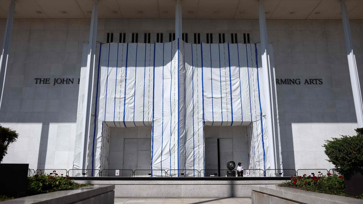 Trump Administration Raises Demolition Threat Over Kennedy Center Dispute