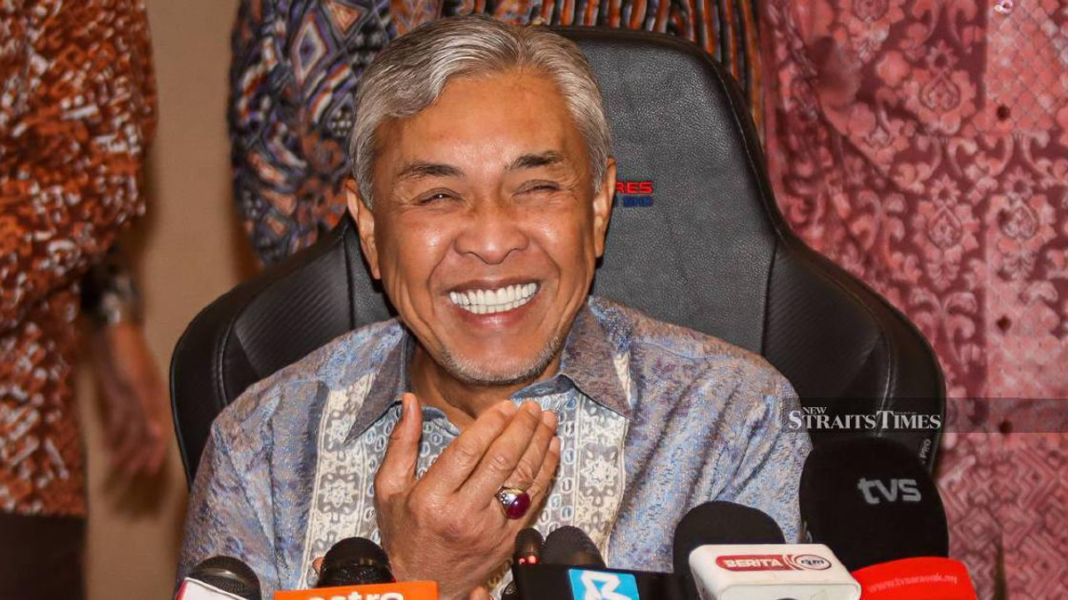 Zahid replies to PM with pantun on 'roof and storm'
