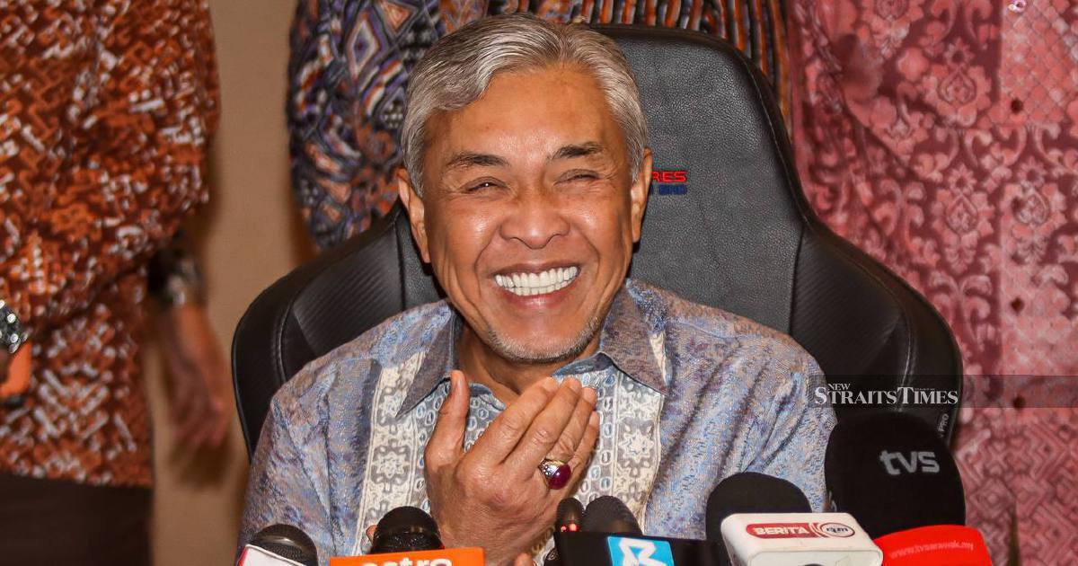 Zahid replies to PM with pantun on 'roof and storm'