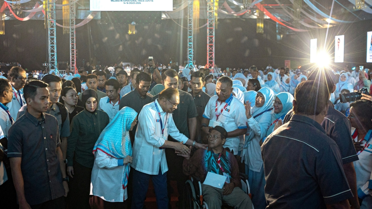 Anwar Urges Measured Approach on Umno, Warns Against Decisions Driven by Emotion