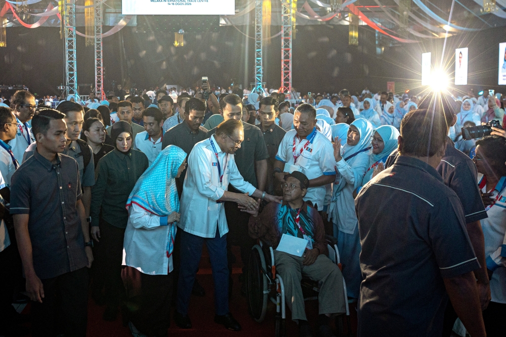 Anwar Urges Measured Approach on Umno, Warns Against Decisions Driven by Emotion