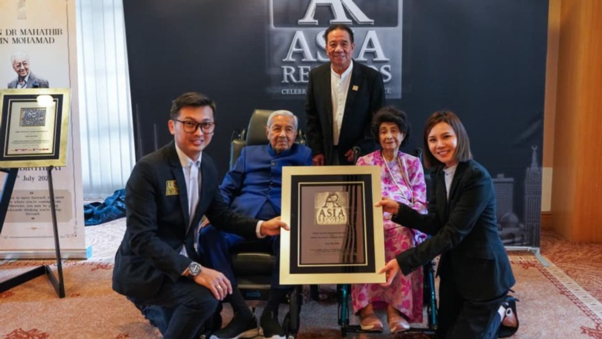 Tun M and Tun Dr Siti Hasmah Set Record as Oldest Married Couple with Living Spouses