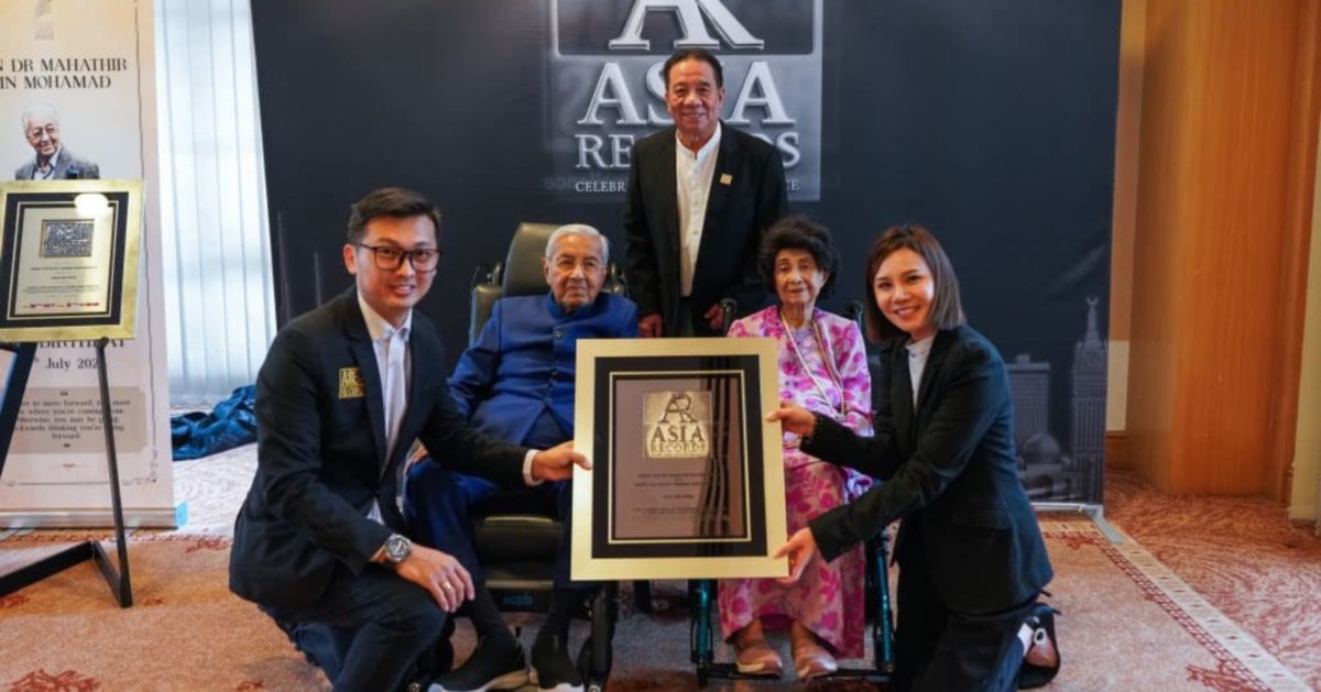 Tun M and Tun Dr Siti Hasmah Set Record as Oldest Married Couple with Living Spouses