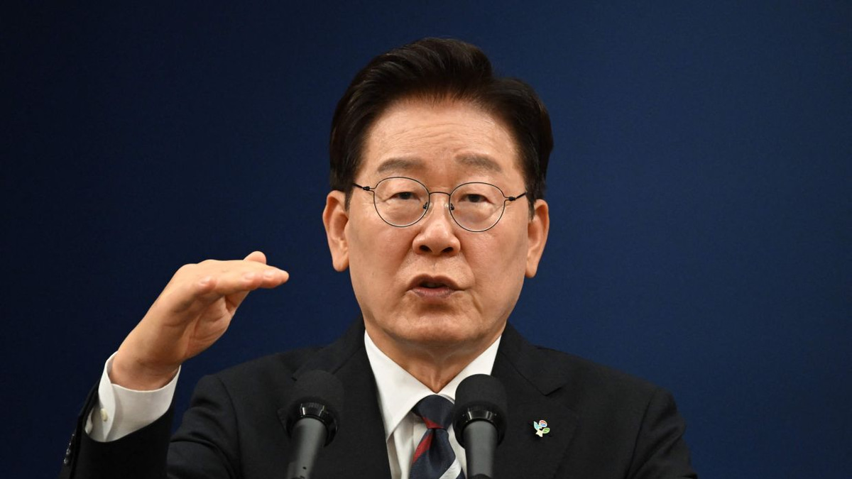 South Korean President Lee Jae Myung's Approval Rating Slips Below 50% for First Time