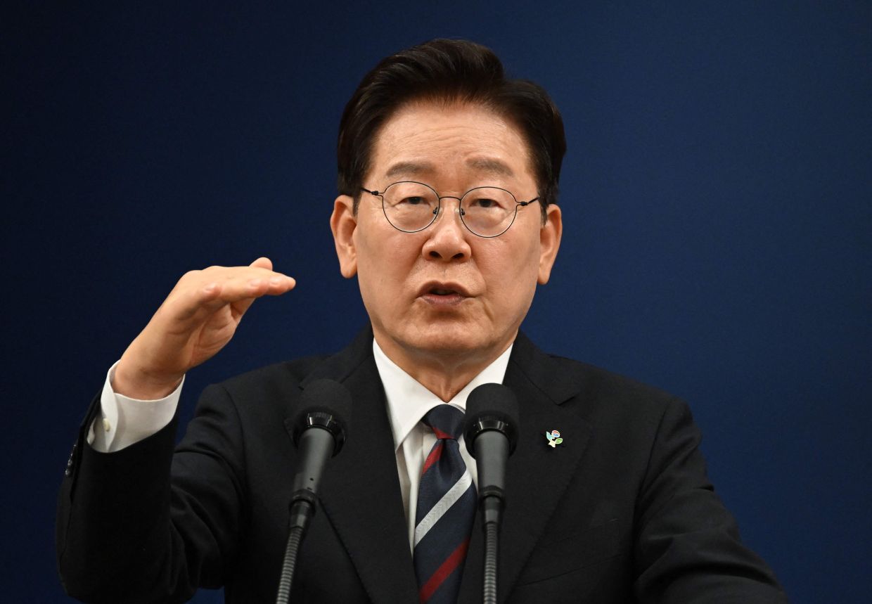 South Korean President Lee Jae Myung's Approval Rating Slips Below 50% for First Time