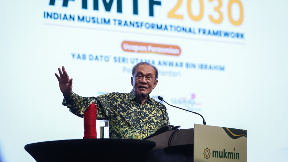 Anwar Sets One-Month Deadline for Foreign Worker Application Overhaul, Targeting Hospitality Sector First