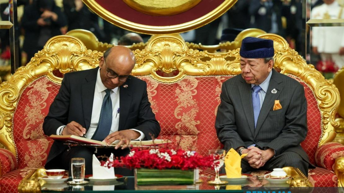 Selangor Sultan Receives Singapore President Tharman Shanmugaratnam at Istana Alam Shah