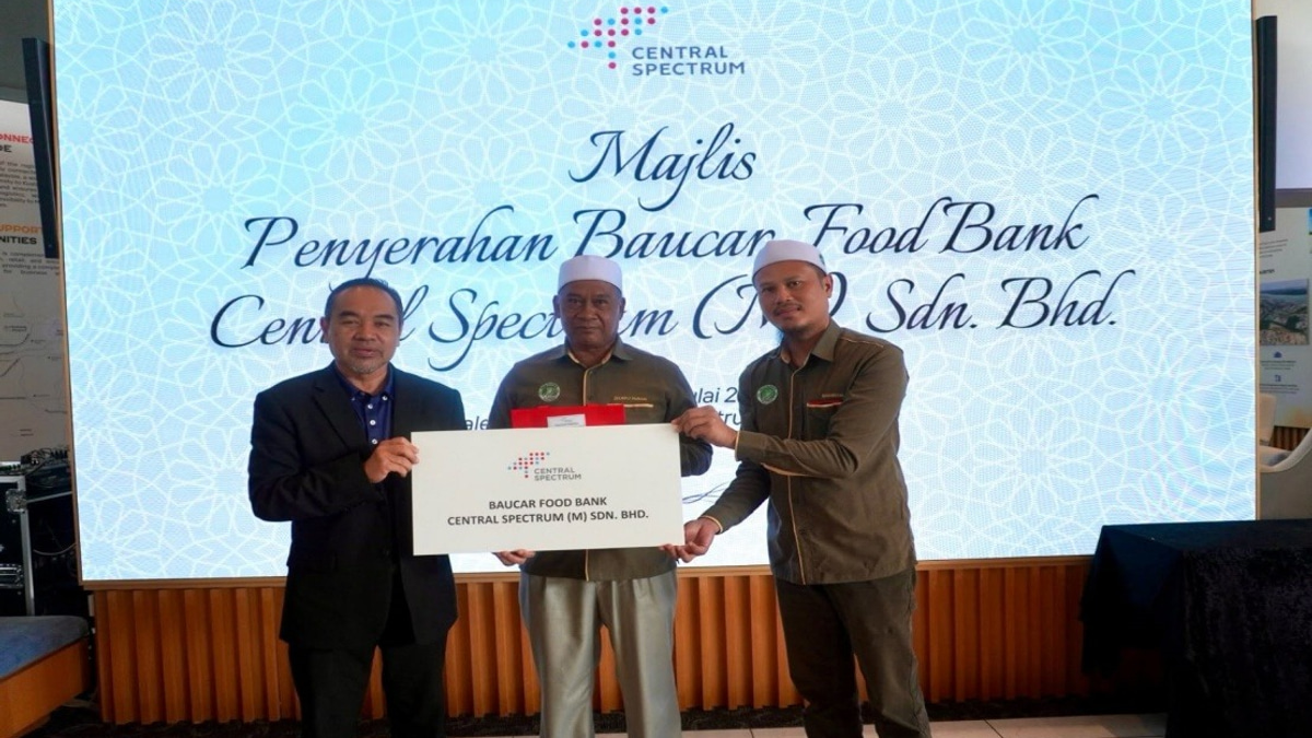 Central Spectrum Distributes RM10,000 Food Bank Aid to Pulau Indah Mosques