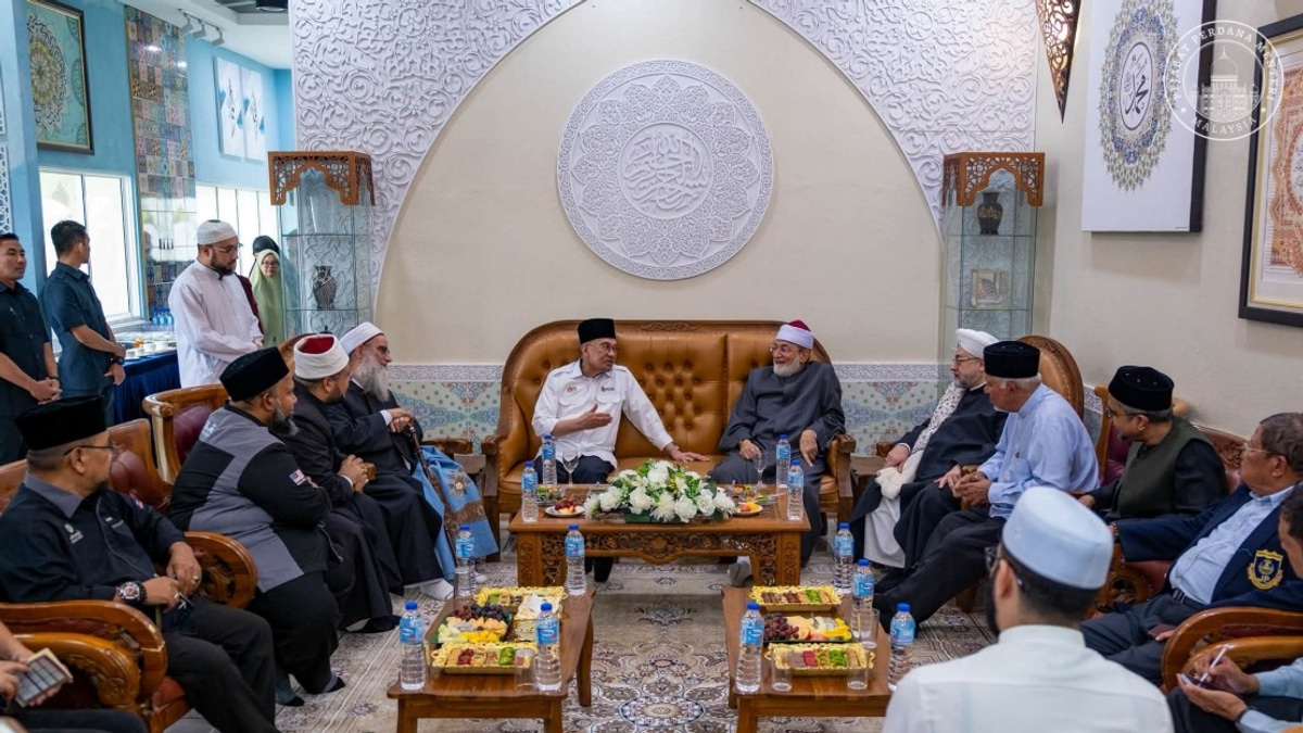 Anwar Holds Audience with Three Distinguished Islamic Scholars