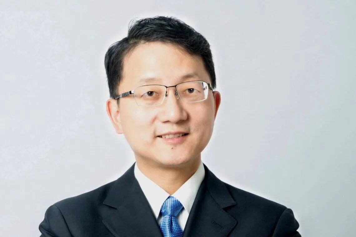 New Chinese Ambassador to Australia Emphasises People-to-People Ties, Takes Bus to Canberra