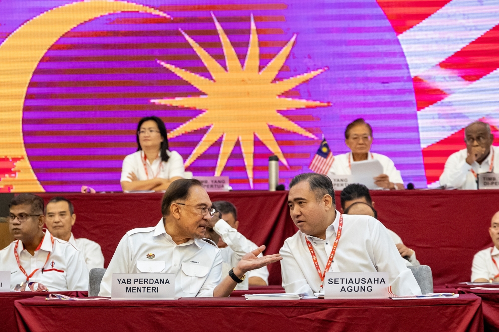 Anwar Appeals to Melaka DAP to Reconsider Withdrawal from State Government