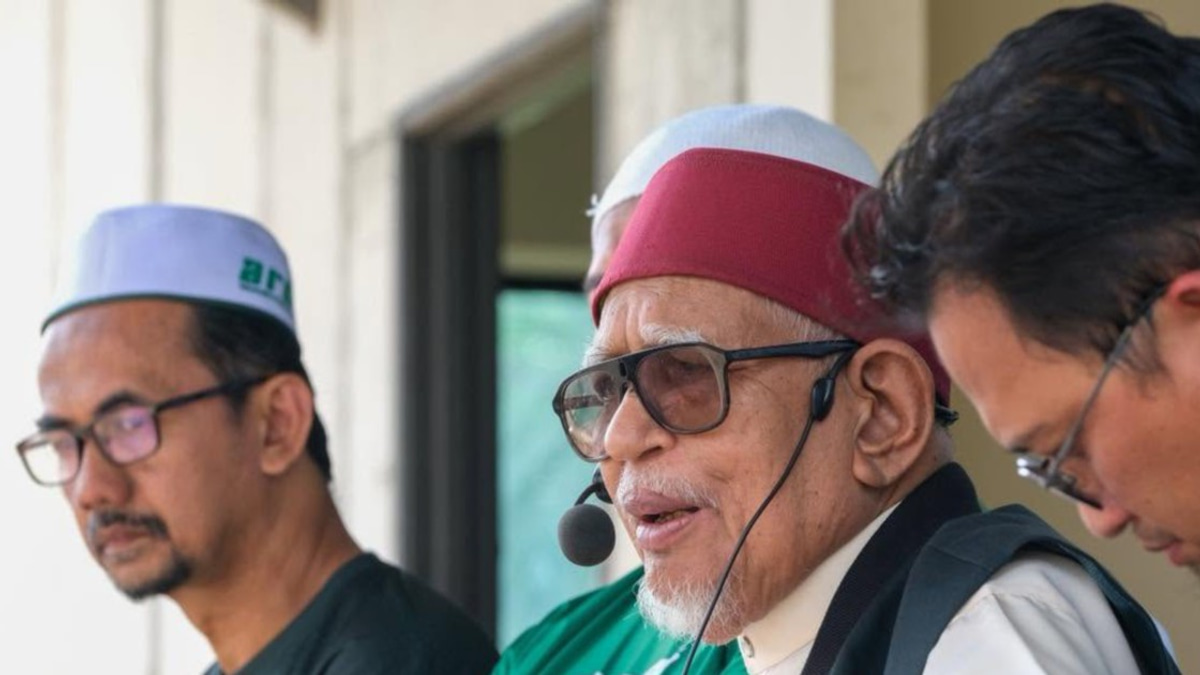 PAS Chief Hadi Seeks Broad Malay-Muslim Coalition with Non-Extreme Partners MCA, MIC