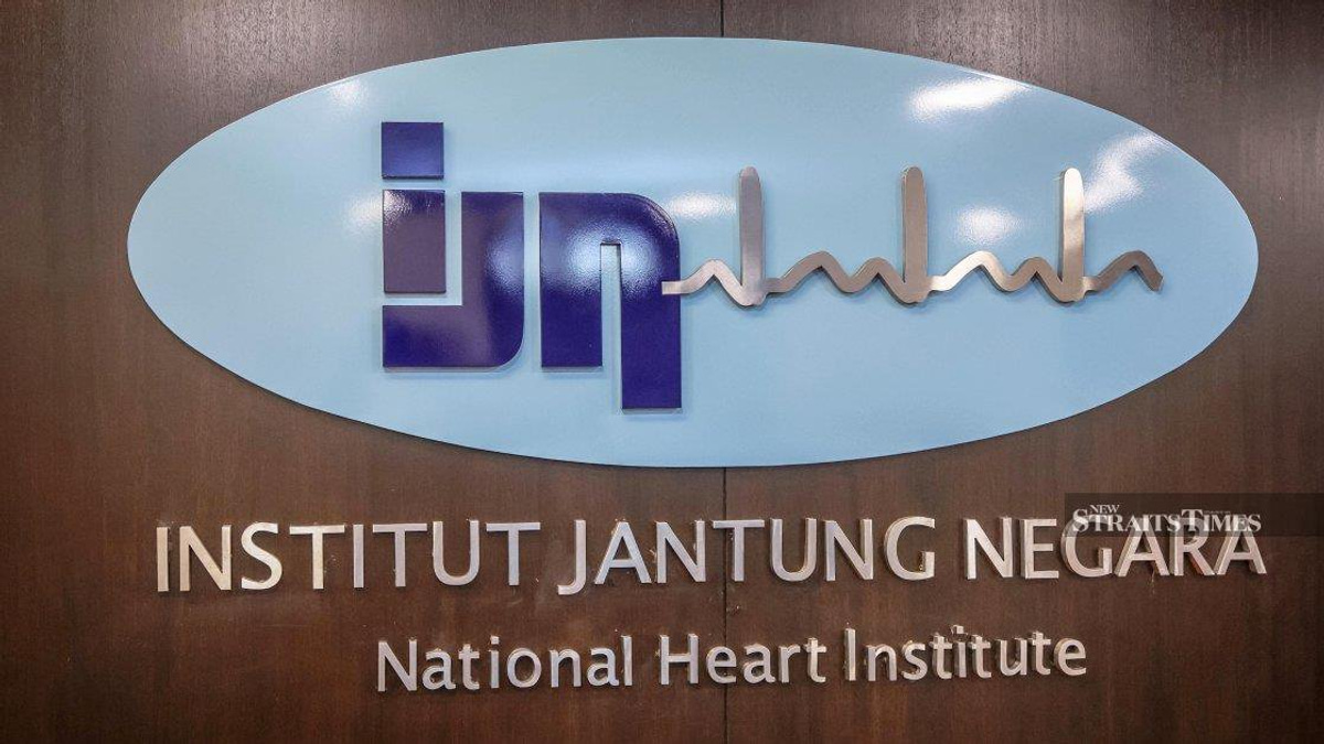 Anwar and Wan Azizah Visit DPM Fadillah at National Heart Institute
