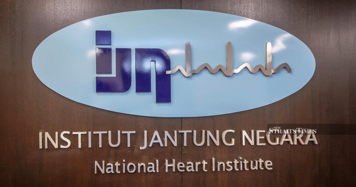 Anwar and Wan Azizah Visit DPM Fadillah at National Heart Institute