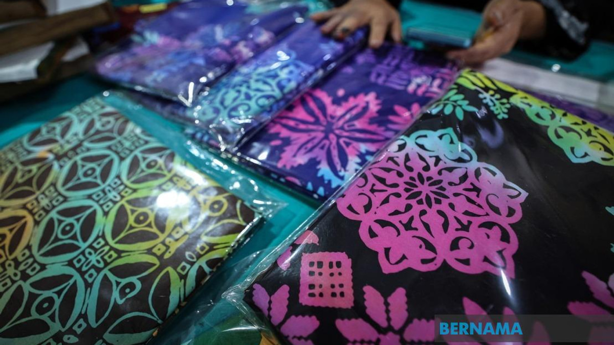 Johor Batik Masters Revive Traditional Craft With Local Heritage Designs
