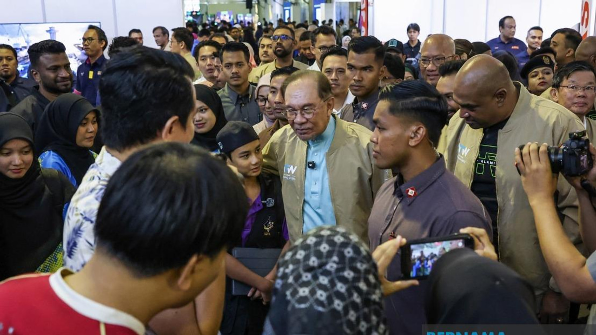 Malaysia Cannot Progress While Trapped In Divisive Politics, Anwar Warns