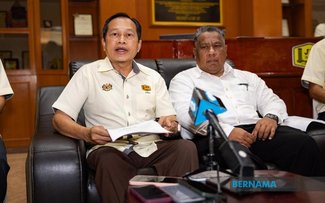 JKR Ready to Support Local Authorities in Managing Roadside Trees, Says Ahmad Maslan