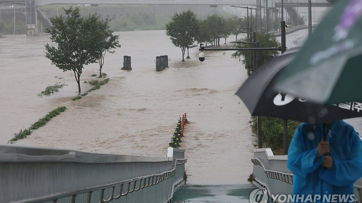 Seoul battered by severe downpour; 10 national parks shut as hundreds of homes flood