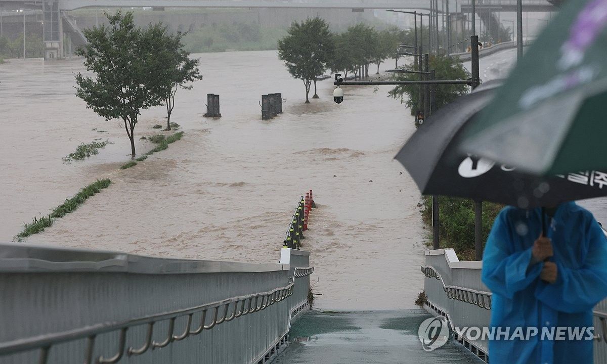 Seoul battered by severe downpour; 10 national parks shut as hundreds of homes flood