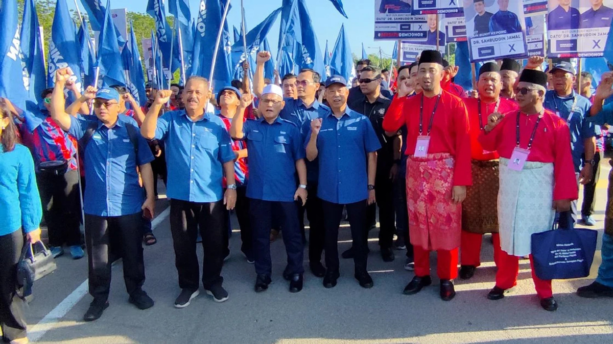 Muhyiddin makes show of support as Bersatu's Sahruddin files nomination in Bukit Kepong