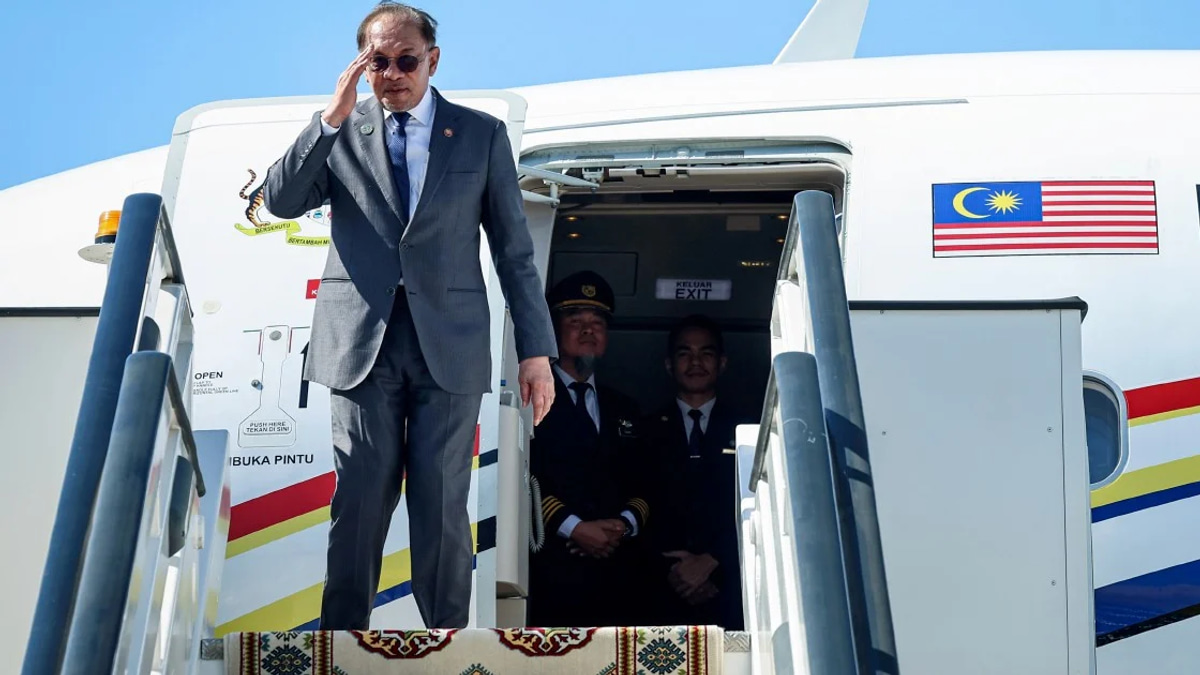 Anwar Returns to Penang Following Turkmenistan Trip, Set to Address Journalists and Investment Forums