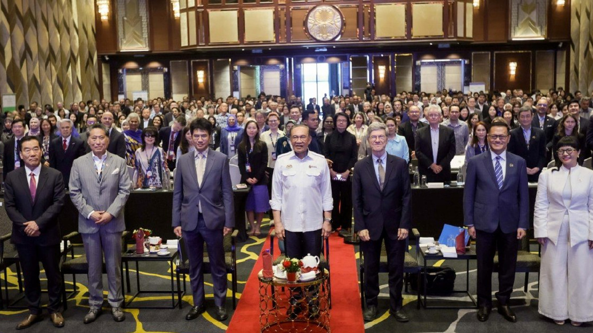 Nuclear Power Must Play Role in Southeast Asia's Energy Shift, PM Anwar Says