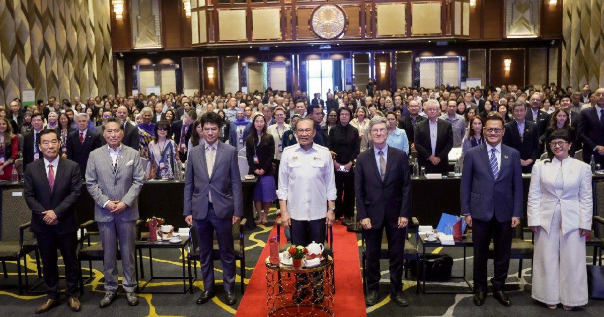 Nuclear Power Must Play Role in Southeast Asia's Energy Shift, PM Anwar Says