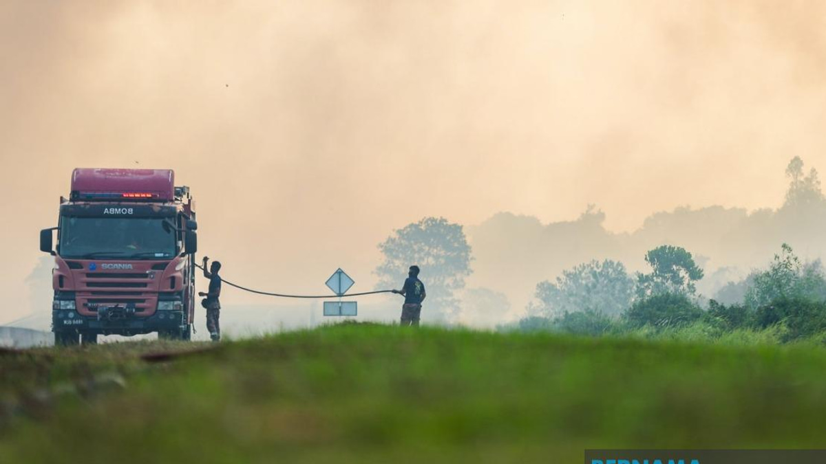 Firefighting Teams Bring Punggai-Sebana Peat Blaze Under Control