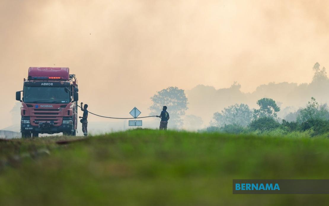 Firefighting Teams Bring Punggai-Sebana Peat Blaze Under Control
