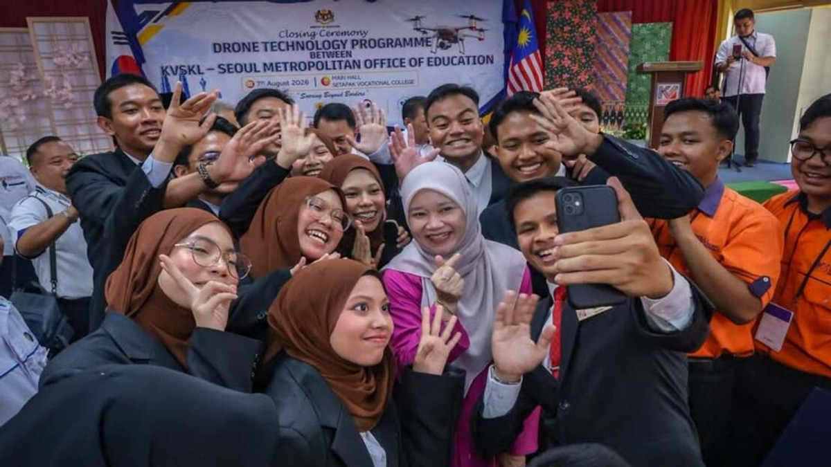 Education Minister Challenges Setapak Vocational Students to Develop Drone Security Systems