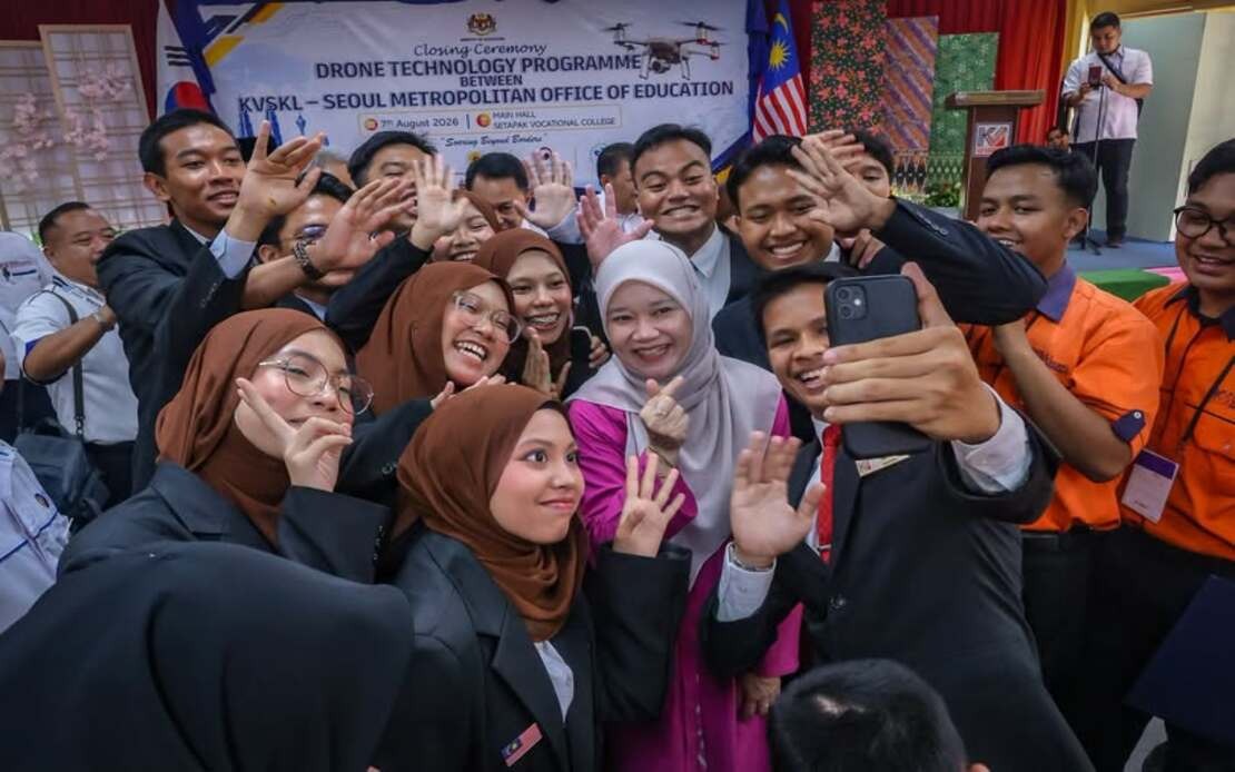Education Minister Challenges Setapak Vocational Students to Develop Drone Security Systems