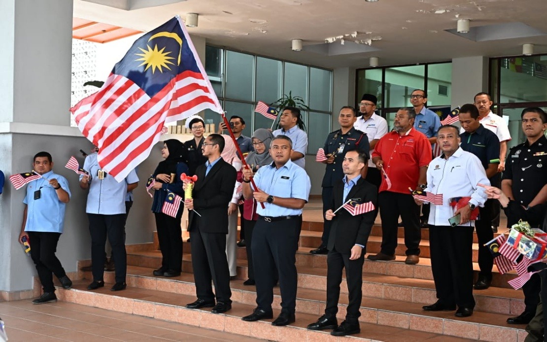 Selangor Unites Across Agencies for Patriotism Drive Through Flag Relay Campaign