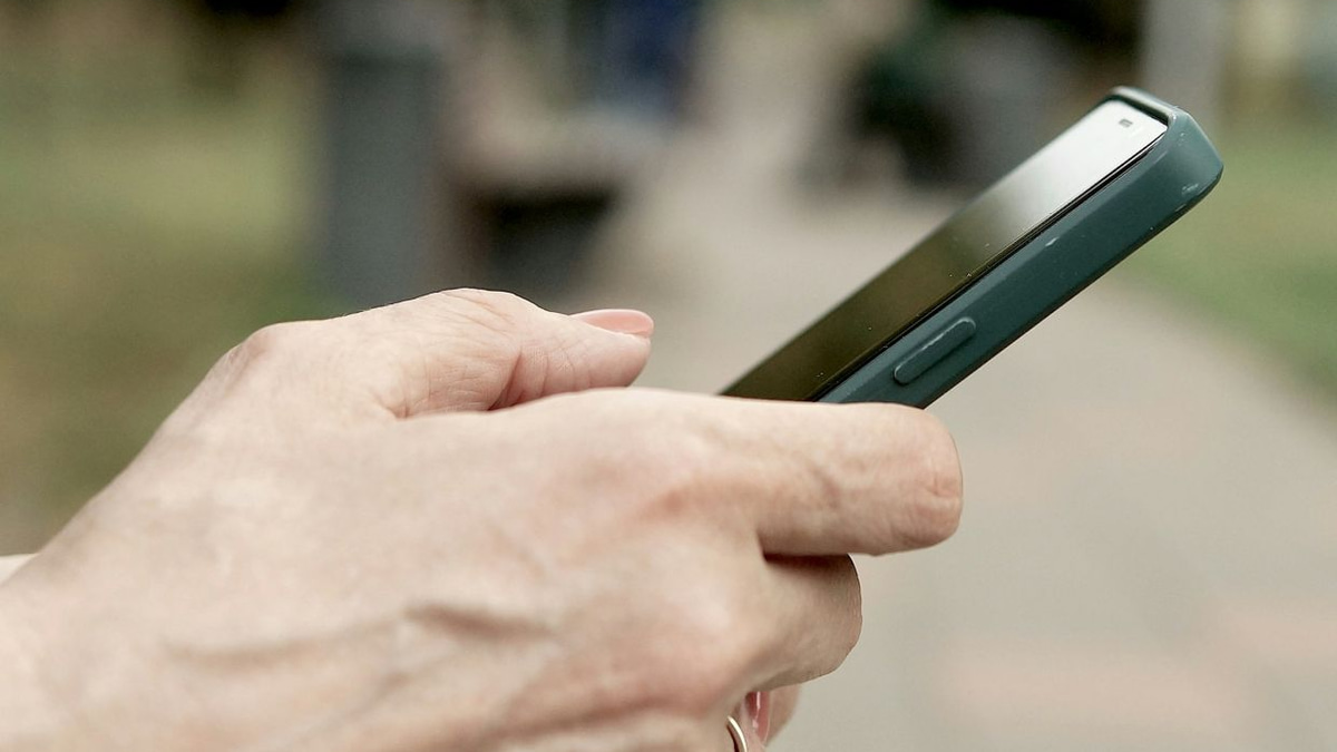US Man Faces Felony for Using Self-Destruct Phone Code at Airport