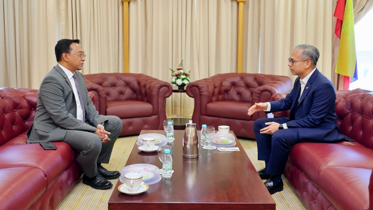 Communications Minister Fahmi Meets Newly-Appointed Ambassador to Lebanon