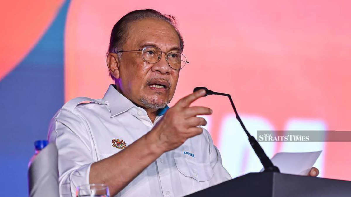 Anwar Rolls Out Seven-Point Incentive Package for Felda Settlers and Staff