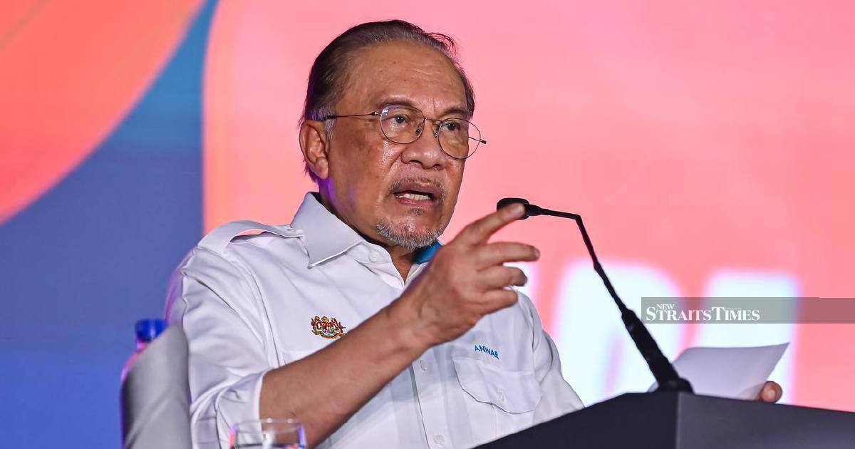 Anwar Rolls Out Seven-Point Incentive Package for Felda Settlers and Staff