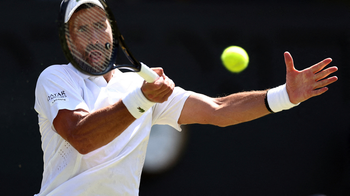Djokovic Powers Past Auger-Aliassime in Epic Wimbledon Quarterfinal, Clashes with Referee Over Court Closure