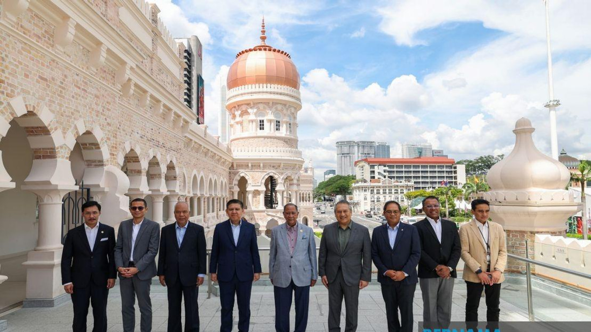 Kedah Sultan Tours Restored Sultan Abdul Samad Building in Historic Visit