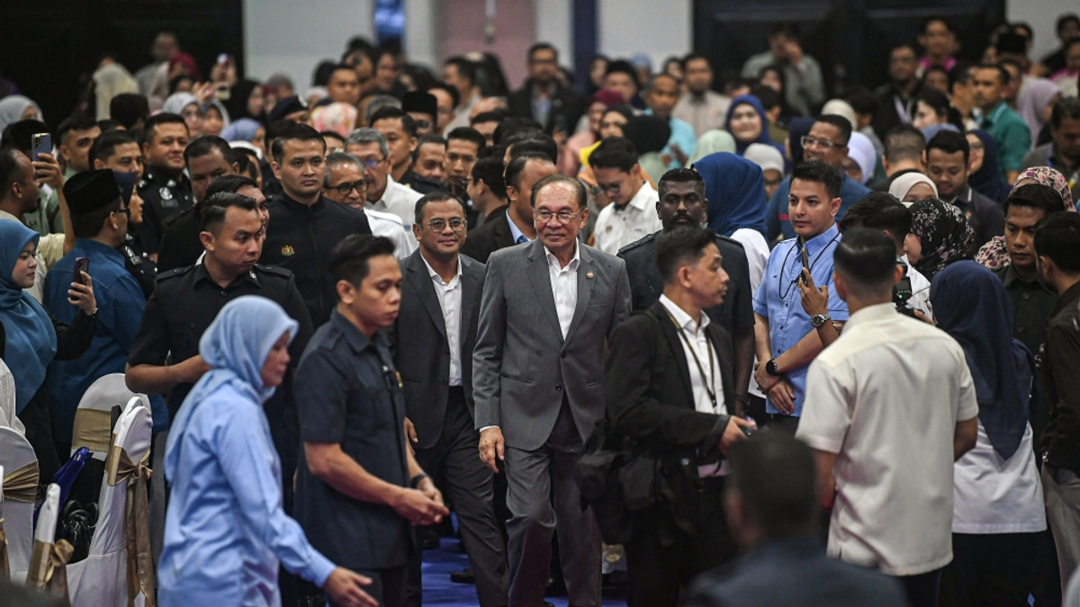 Anwar Ibrahim Clarifies Tough Stance on Civil Service Reform