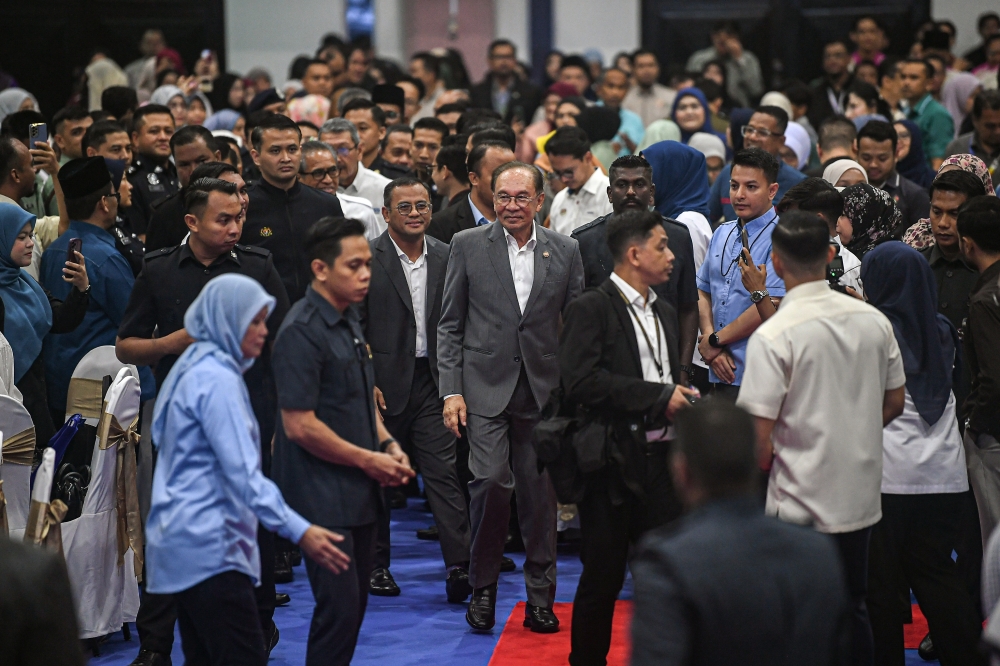 Anwar Ibrahim Clarifies Tough Stance on Civil Service Reform