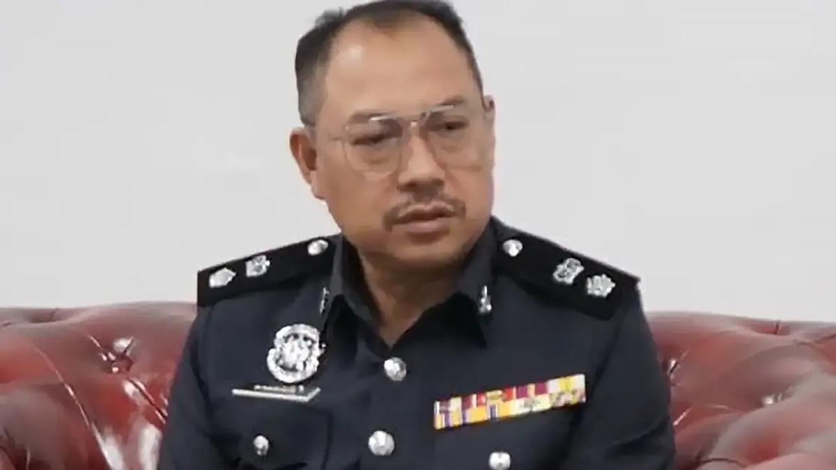 Man Sought for Drug Trafficking Held After Confronting Officers with Parang