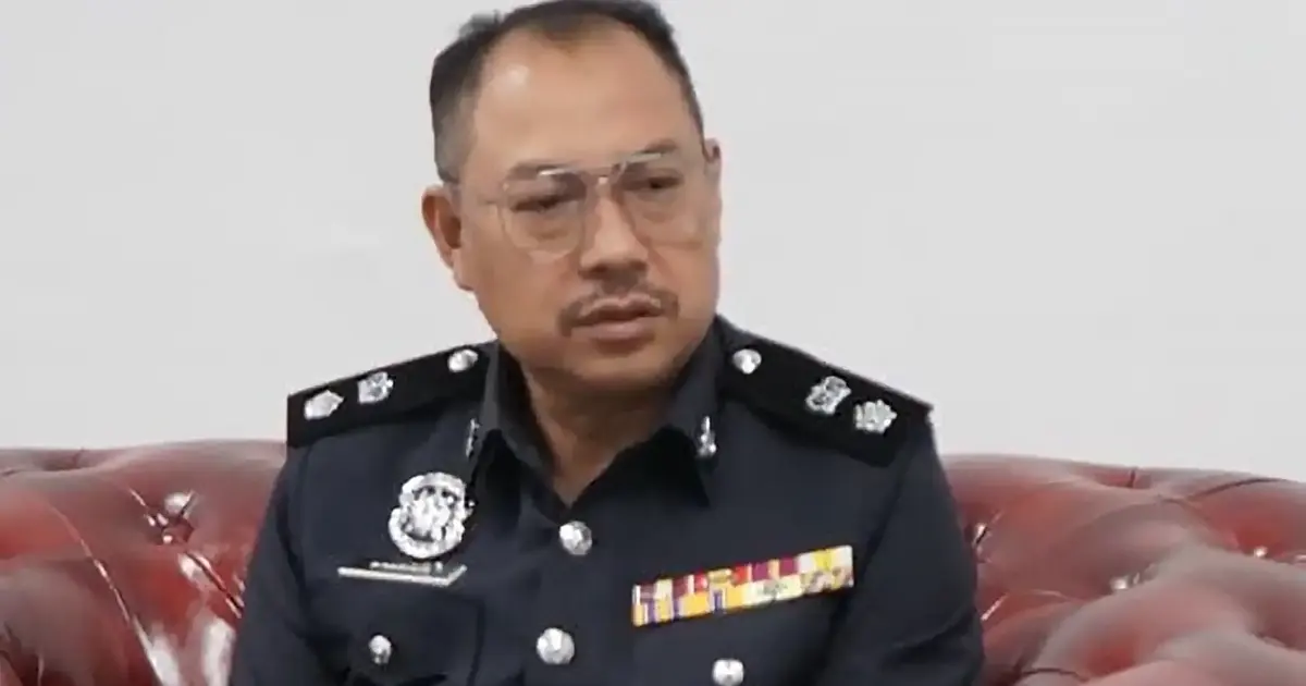 Man Sought for Drug Trafficking Held After Confronting Officers with Parang