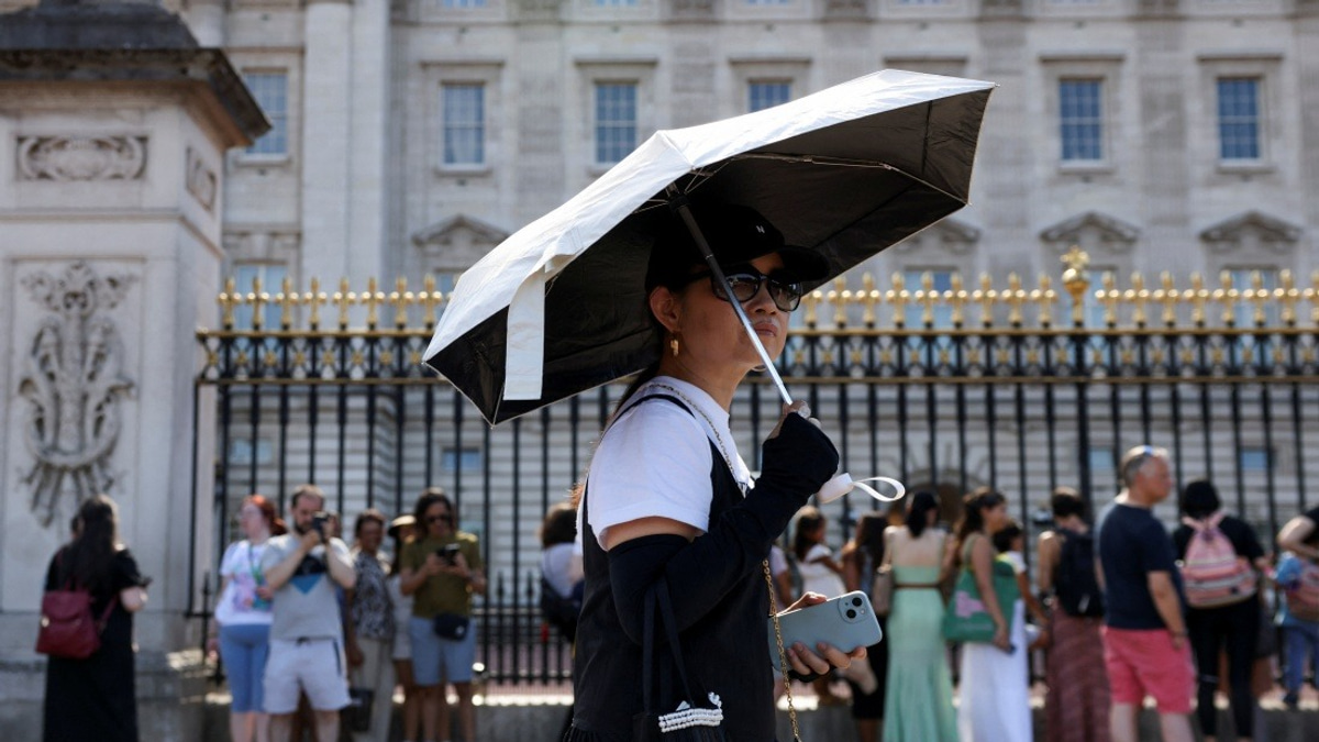 Buckingham Palace Cancels Ceremonial Guard Changes as UK Faces Extreme Heat