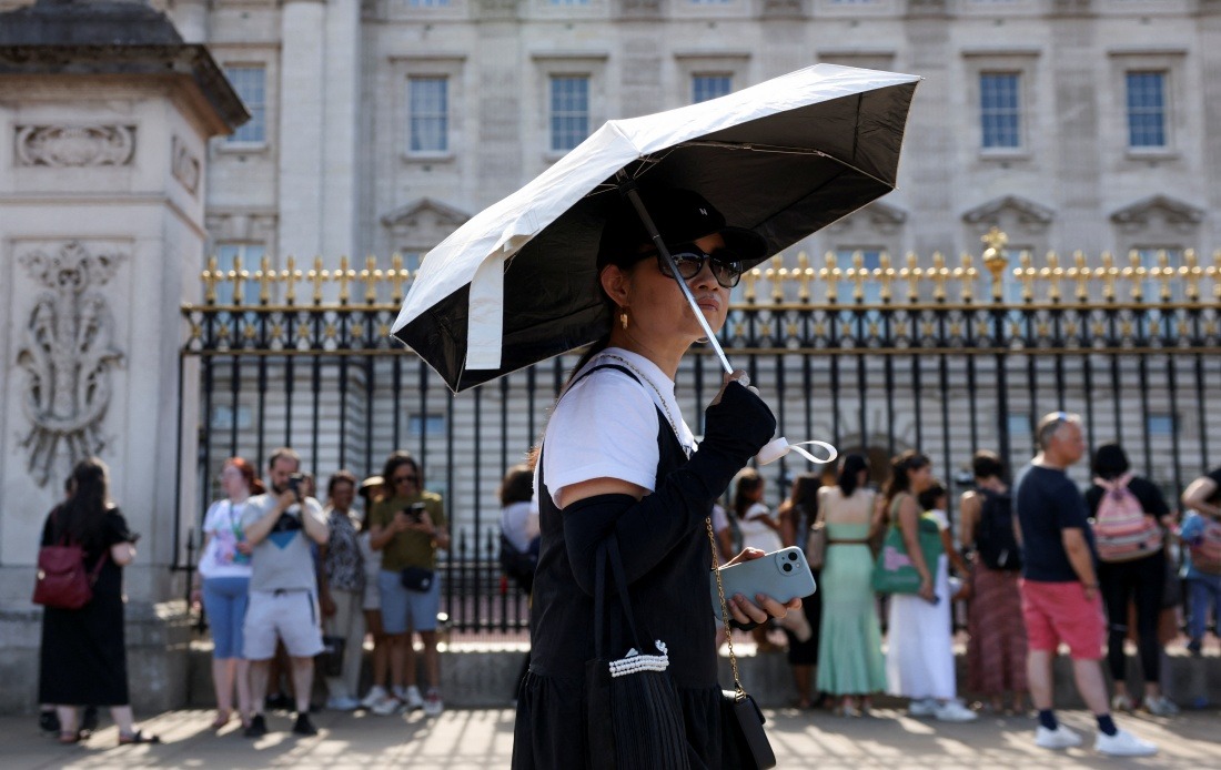 Buckingham Palace Cancels Ceremonial Guard Changes as UK Faces Extreme Heat