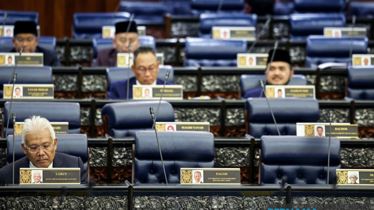 Parliament Speaker Confirms Hamzah as Opposition Leader, Muhyiddin Relocated in New Seating Plan
