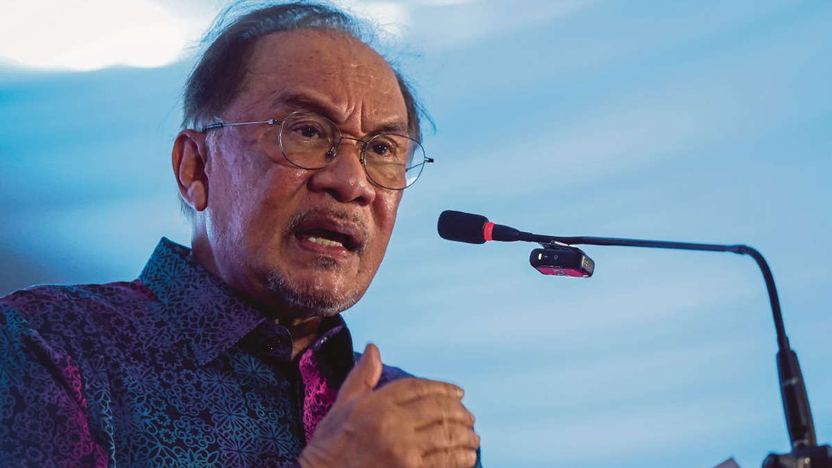 Anwar Deflects from Parliamentary Absence, Shifts Focus to Tabung Haji Accountability