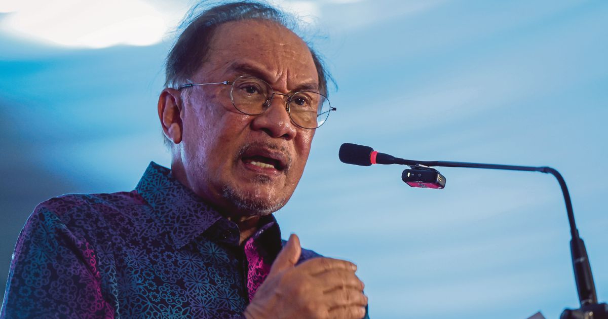 Anwar Deflects from Parliamentary Absence, Shifts Focus to Tabung Haji Accountability