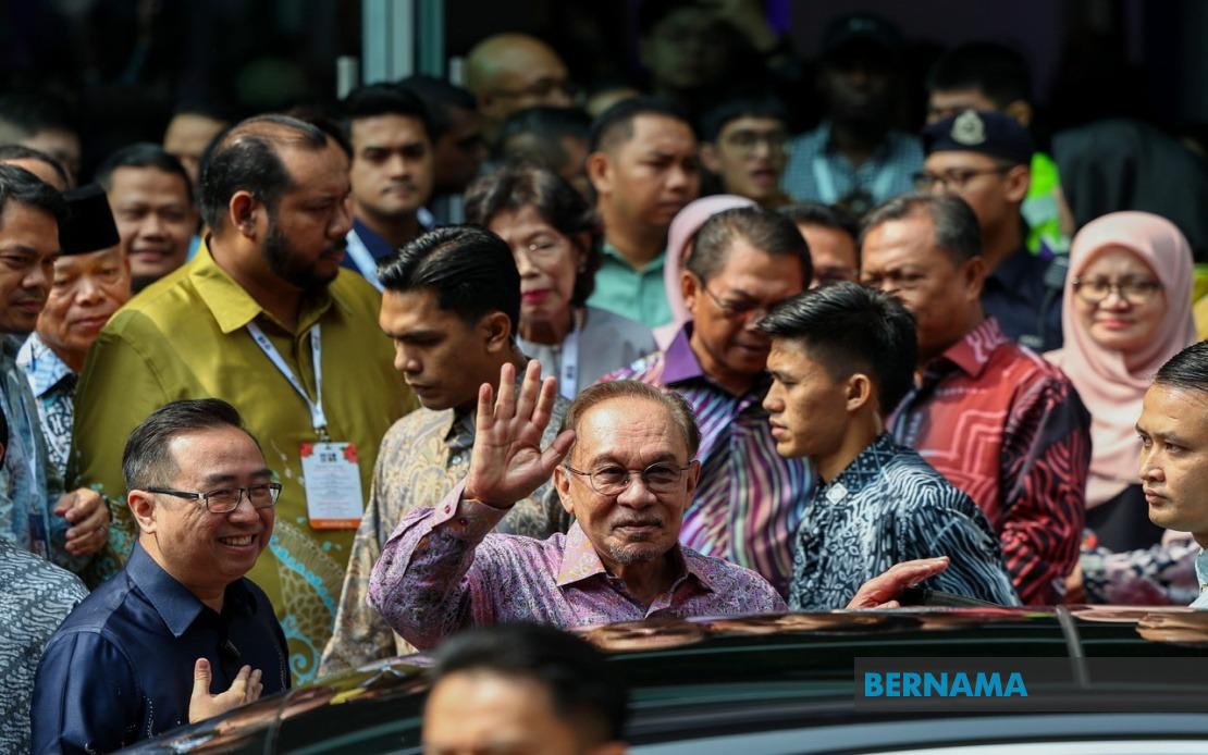 Anwar Mobilises Diplomatic Efforts to Aid Malaysians Stranded in Nepal Floods